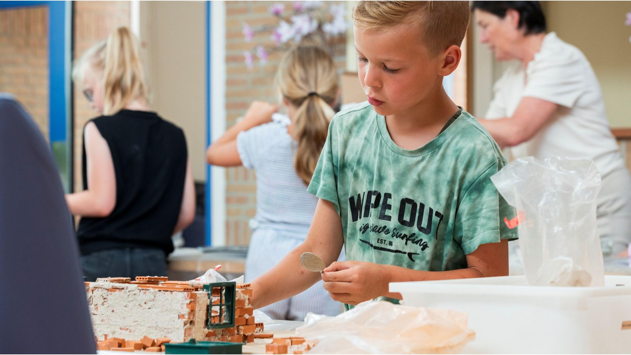 Een leerling van de Hervormde basisschool Rehoboth in IJsselmuiden is bezig met een bouwactiviteit. Een leerling van de Hervormde basisschool Rehoboth in IJsselmuiden is bezig met een bouwactiviteit.