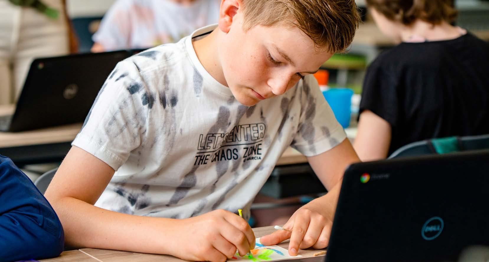 Een leerling van De Ichthus in Zwolle is geconcentreerd bezig met tekenen in de klas. Een leerling van De Ichthus in Zwolle is geconcentreerd bezig met tekenen in de klas.