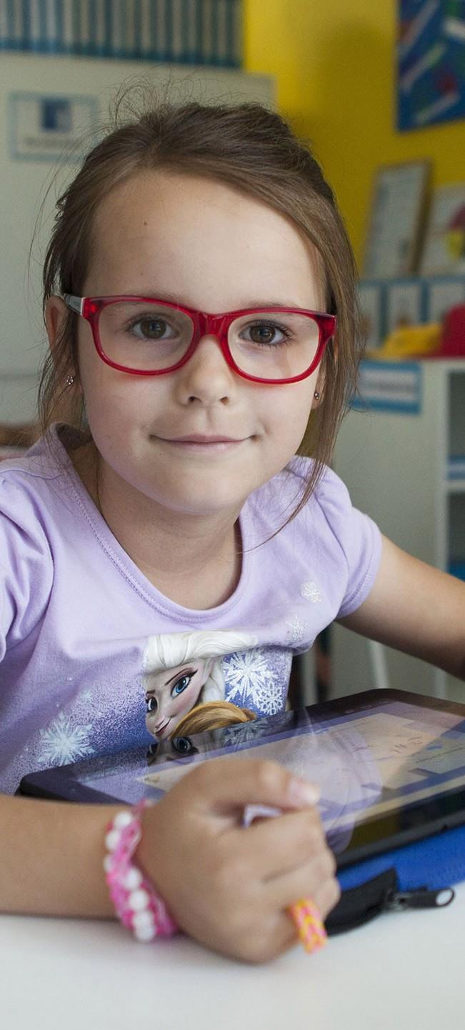 Een leerling van De Kwartiermaker in Den Bosch met een tablet en een vrolijk T-shirt. Een leerling van De Kwartiermaker in Den Bosch met een tablet en een vrolijk T-shirt.
