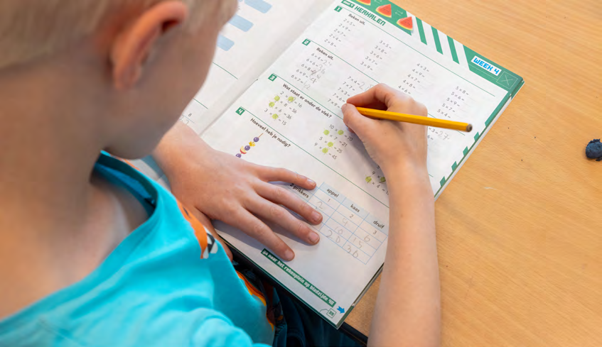 Een leerling van de Prins Mauritsschool in Delft vult een werkboek in met oefeningen. Een leerling van de Prins Mauritsschool in Delft vult een werkboek in met oefeningen.