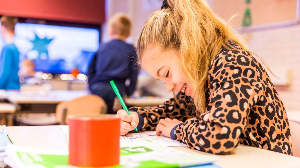 Een leerling van de Prins Willem Alexanderschool in 's-Gravenzande is gelukkig aan het tekenen in de klas. Een leerling van de Prins Willem Alexanderschool in 's-Gravenzande is gelukkig aan het tekenen in de klas.