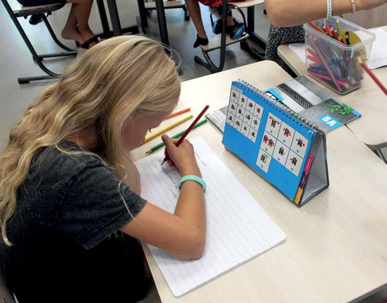 Een leerling van De Vlindertuin in Voorthuizen is geconcentreerd aan het schrijven in de klas. Een leerling van De Vlindertuin in Voorthuizen is geconcentreerd aan het schrijven in de klas.