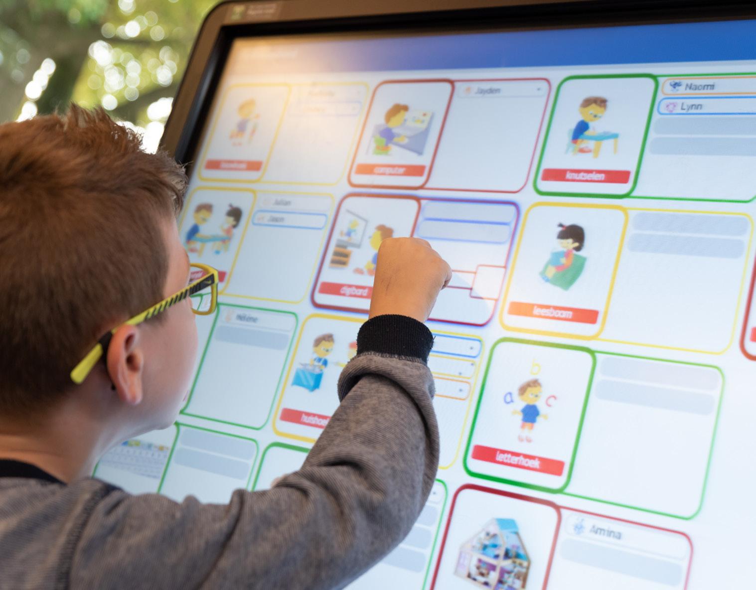 Een leerling van DKC Jan Ligthart in Zutphen interacteert met een digitaal scherm in de school. Een leerling van DKC Jan Ligthart in Zutphen interacteert met een digitaal scherm in de school.