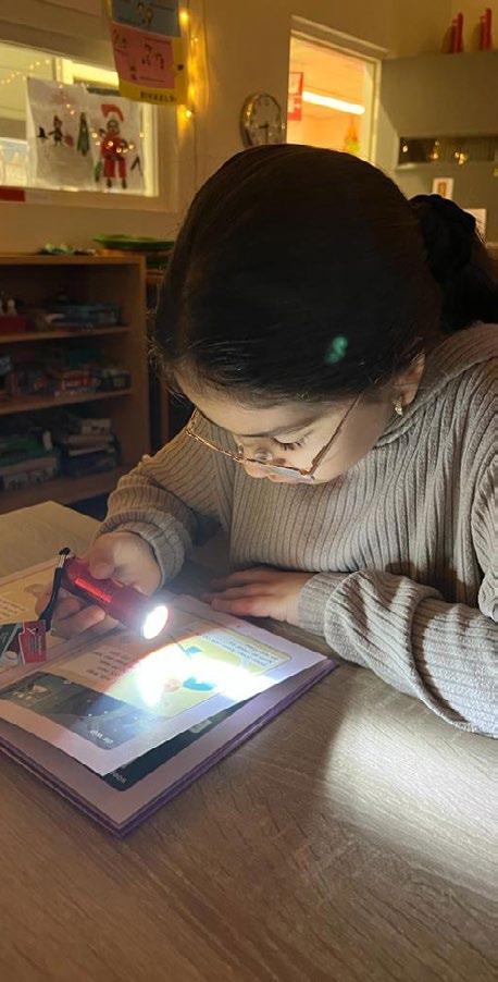 Een leerling van Fellenoord in Eindhoven bestudeert een boek met behulp van een zaklamp. Een leerling van Fellenoord in Eindhoven bestudeert een boek met behulp van een zaklamp.