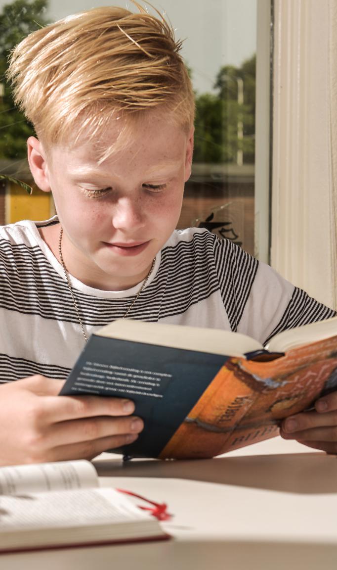 Een leerling van Gereformeerde Basisschool De Fakkel in Almelo leest een boek. Een leerling van Gereformeerde Basisschool De Fakkel in Almelo leest een boek.