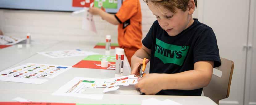 Een leerling van Het Baken I in Veenendaal knipt en plakt tijdens een creatieve activiteit. Een leerling van Het Baken I in Veenendaal knipt en plakt tijdens een creatieve activiteit.