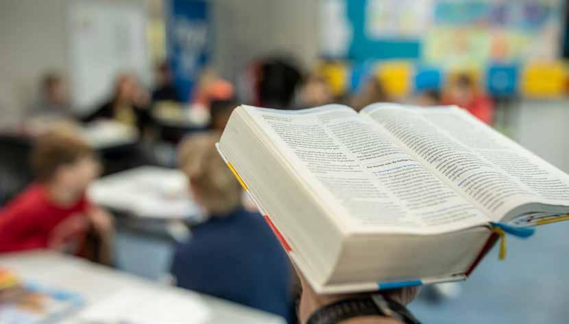 Een leerling van Het Baken II in Veenendaal leest uit een boek in de klas. Een leerling van Het Baken II in Veenendaal leest uit een boek in de klas.