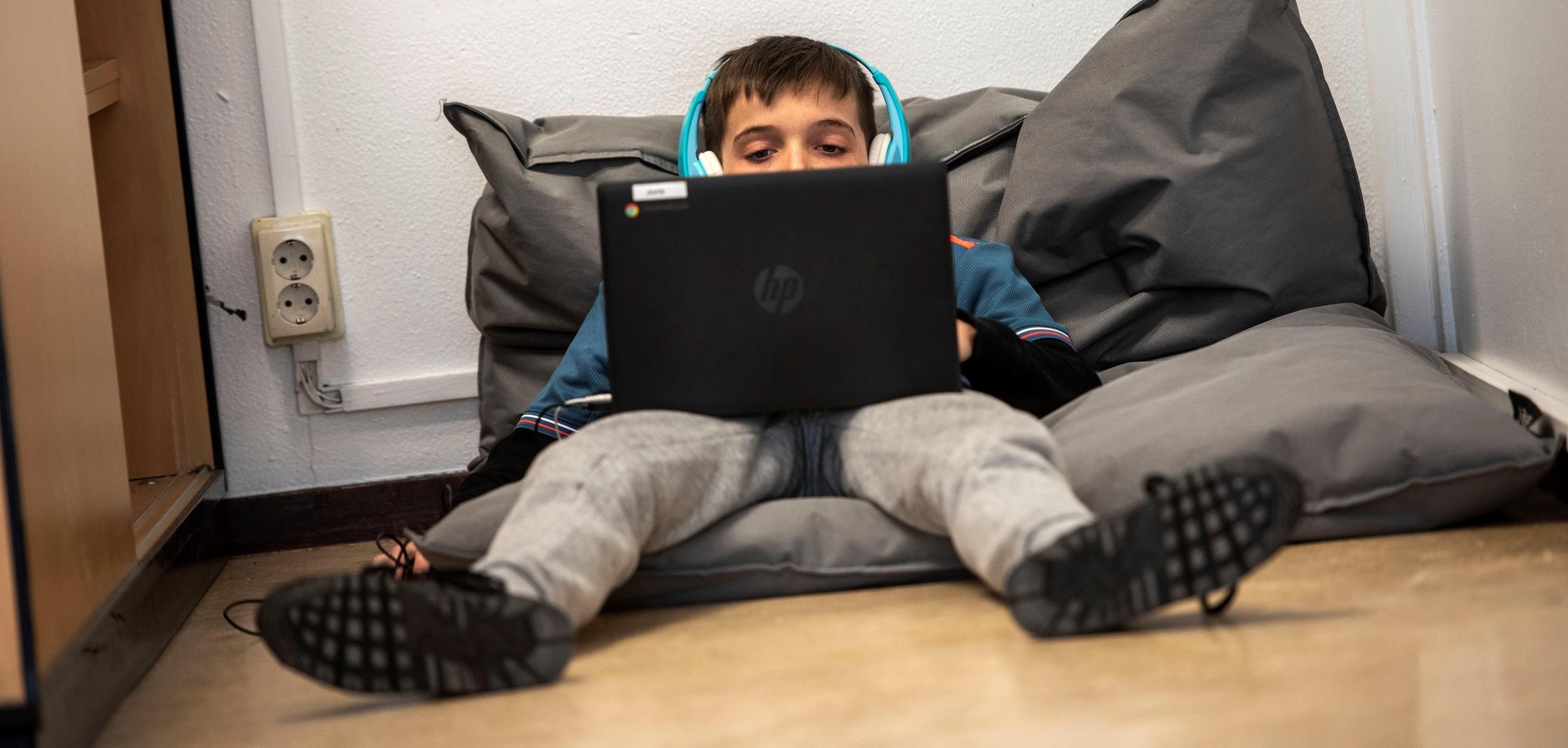 Een leerling van Het Mozaïek in Almelo werkt comfortabel op een laptop op een zitzak. Een leerling van Het Mozaïek in Almelo werkt comfortabel op een laptop op een zitzak.