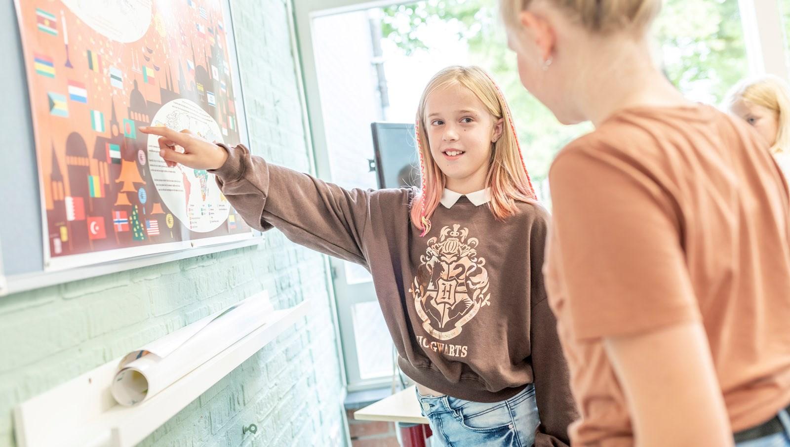 Een leerling van Het Zuiderlicht in Dronten wijst naar een informatieve poster tijdens een leuke en interactieve les. Een leerling van Het Zuiderlicht in Dronten wijst naar een informatieve poster tijdens een leuke en interactieve les.