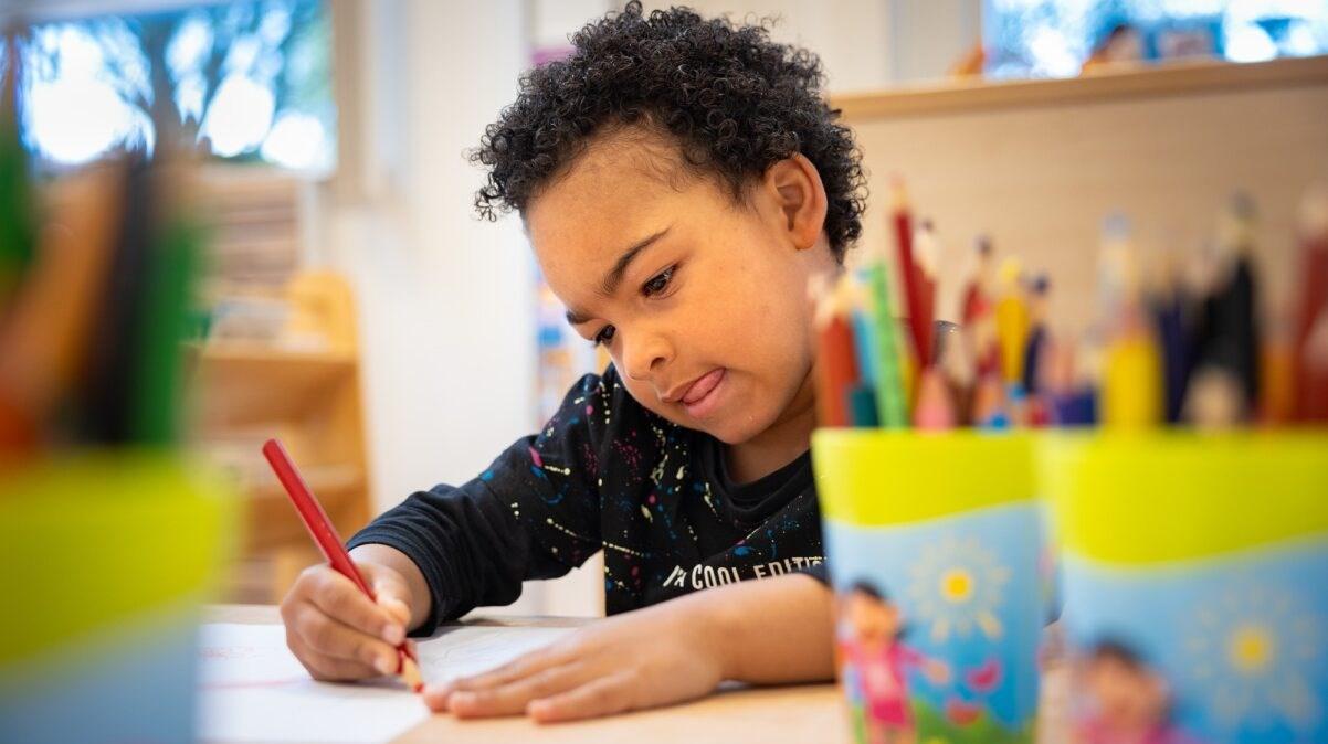 Een leerling van Kindcentrum Blijvliet in Rotterdam is geconcentreerd bezig met tekenen in de klas. Een leerling van Kindcentrum Blijvliet in Rotterdam is geconcentreerd bezig met tekenen in de klas.