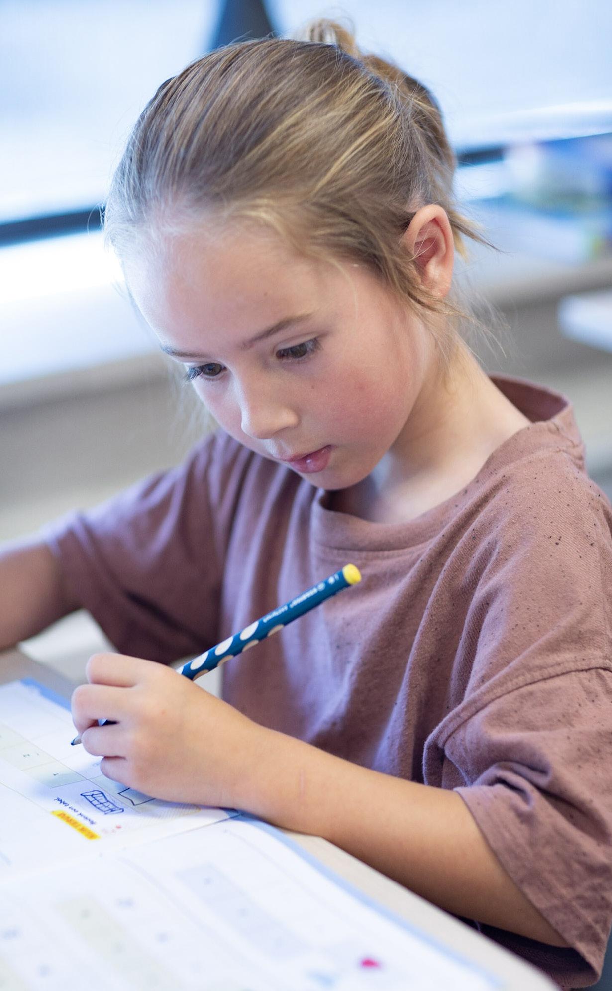 Een leerling van Kindcentrum de KAS in Waddinxveen werkt geconcentreerd aan een schoolopdracht. Een leerling van Kindcentrum de KAS in Waddinxveen werkt geconcentreerd aan een schoolopdracht.