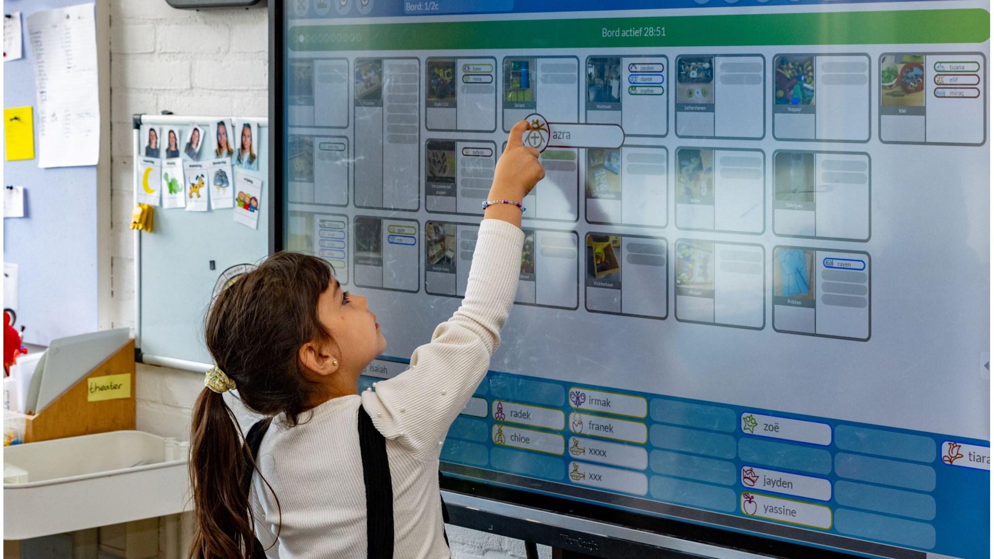 Een leerling van Kindcentrum De Sleutelbloem in Beverwijk gebruikt een interactief scherm om te leren. Een leerling van Kindcentrum De Sleutelbloem in Beverwijk gebruikt een interactief scherm om te leren.