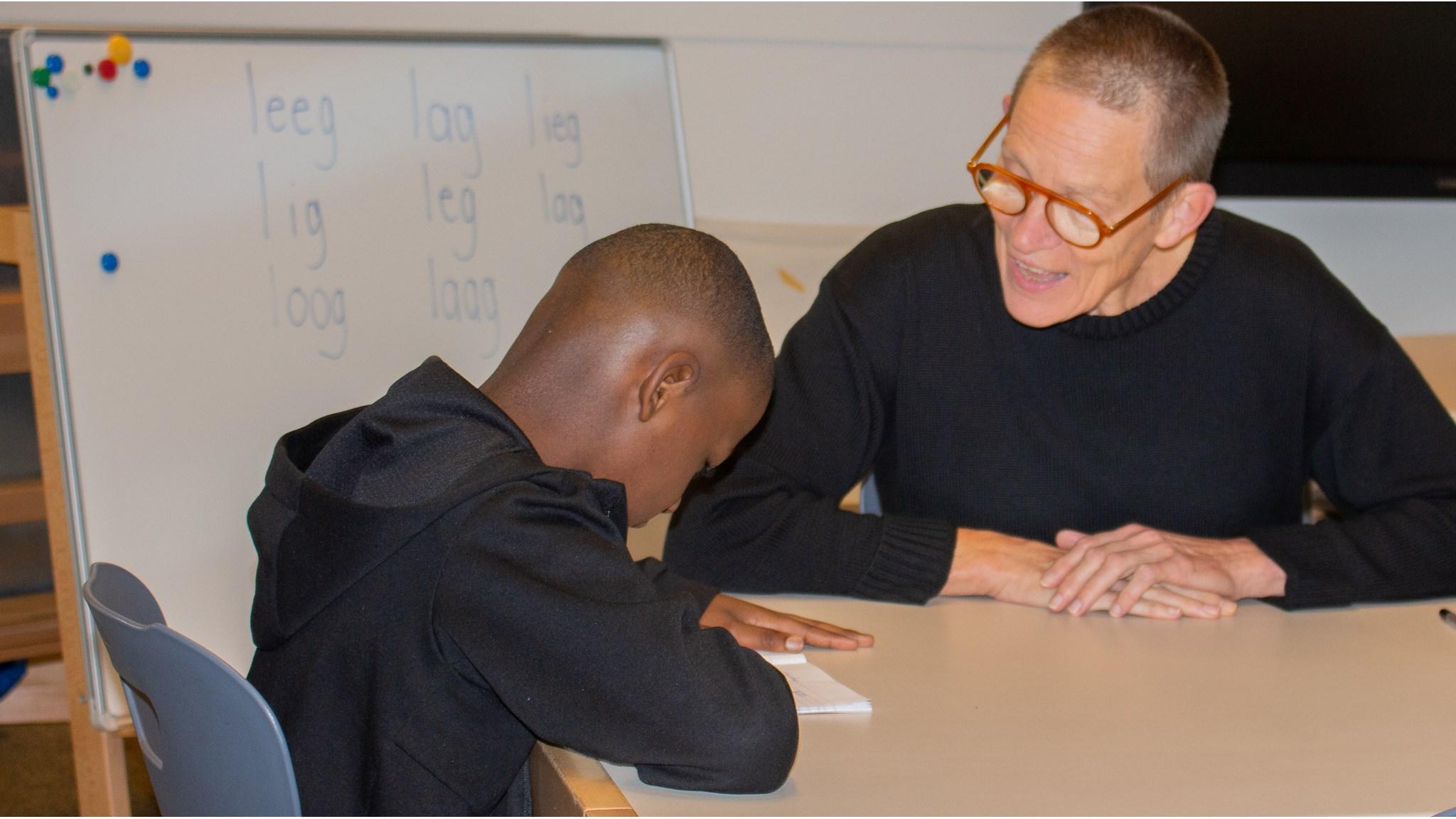 Een leerling van Kindcentrum Montessori Hoorn werkt aandachtig met een leraar aan een opdracht. Een leerling van Kindcentrum Montessori Hoorn werkt aandachtig met een leraar aan een opdracht.