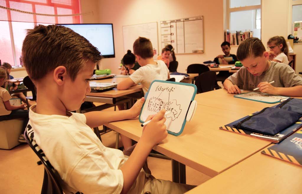 Een leerling van Kindcentrum Theresia in Eindhoven is bezig met leren in de klas. Een leerling van Kindcentrum Theresia in Eindhoven is bezig met leren in de klas.