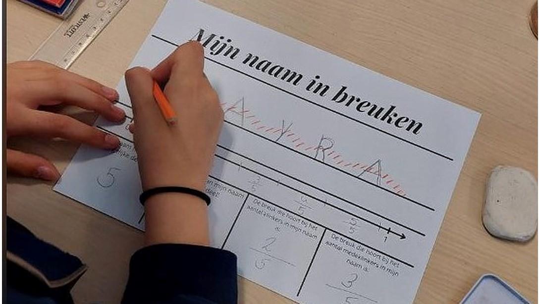 Een leerling van Kindcentrum Westerbreedte in Den Bosch werkt aan de opdracht "Mijn naam in breuken". Een leerling van Kindcentrum Westerbreedte in Den Bosch werkt aan de opdracht "Mijn naam in breuken".