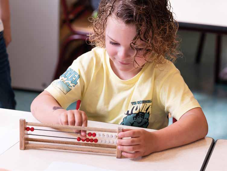 Een leerling van KPO Basisschool Jeroen Bosch in Roosendaal speelt met een telraam. Een leerling van KPO Basisschool Jeroen Bosch in Roosendaal speelt met een telraam.