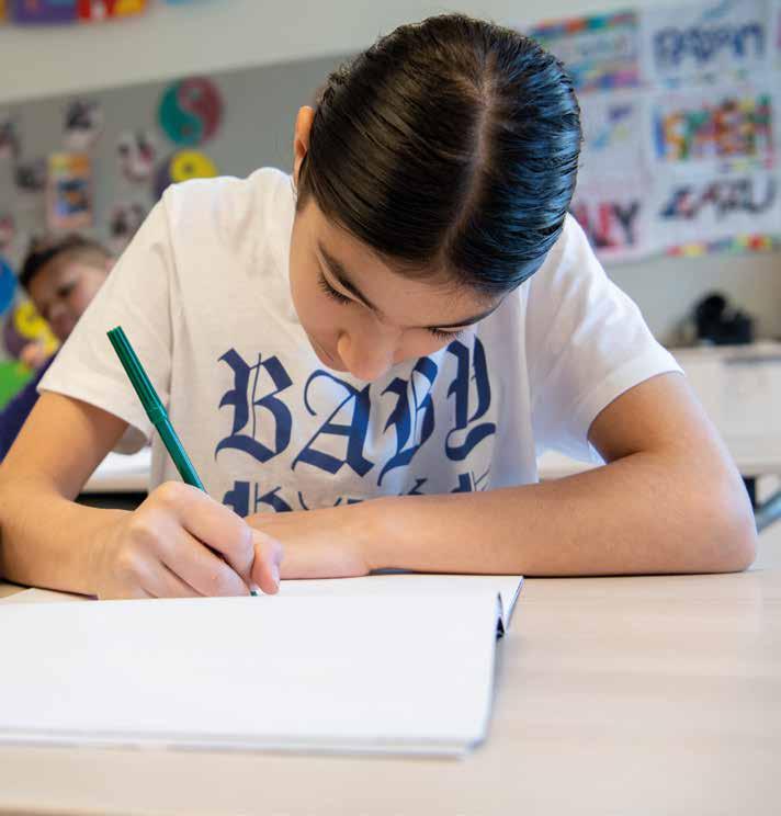 Een leerling van KPO Basisschool Joseph in Roosendaal is geconcentreerd aan het schrijven. Een leerling van KPO Basisschool Joseph in Roosendaal is geconcentreerd aan het schrijven.