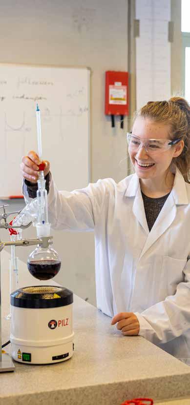 Een leerling van Montessori Campus 0-18 PO in Almere voert een experiment uit in het lab. Een leerling van Montessori Campus 0-18 PO in Almere voert een experiment uit in het lab.