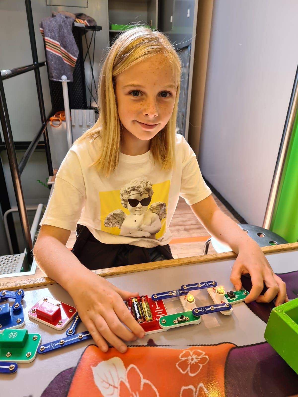 Een leerling van obs De Bosrand in Oostvoorne is bezig met een educatief project op school. Een leerling van obs De Bosrand in Oostvoorne is bezig met een educatief project op school.