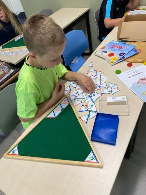 Een leerling van obs De Dennenkamp in Ommen is bezig met een educatieve activiteit aan een tafel. Een leerling van obs De Dennenkamp in Ommen is bezig met een educatieve activiteit aan een tafel.