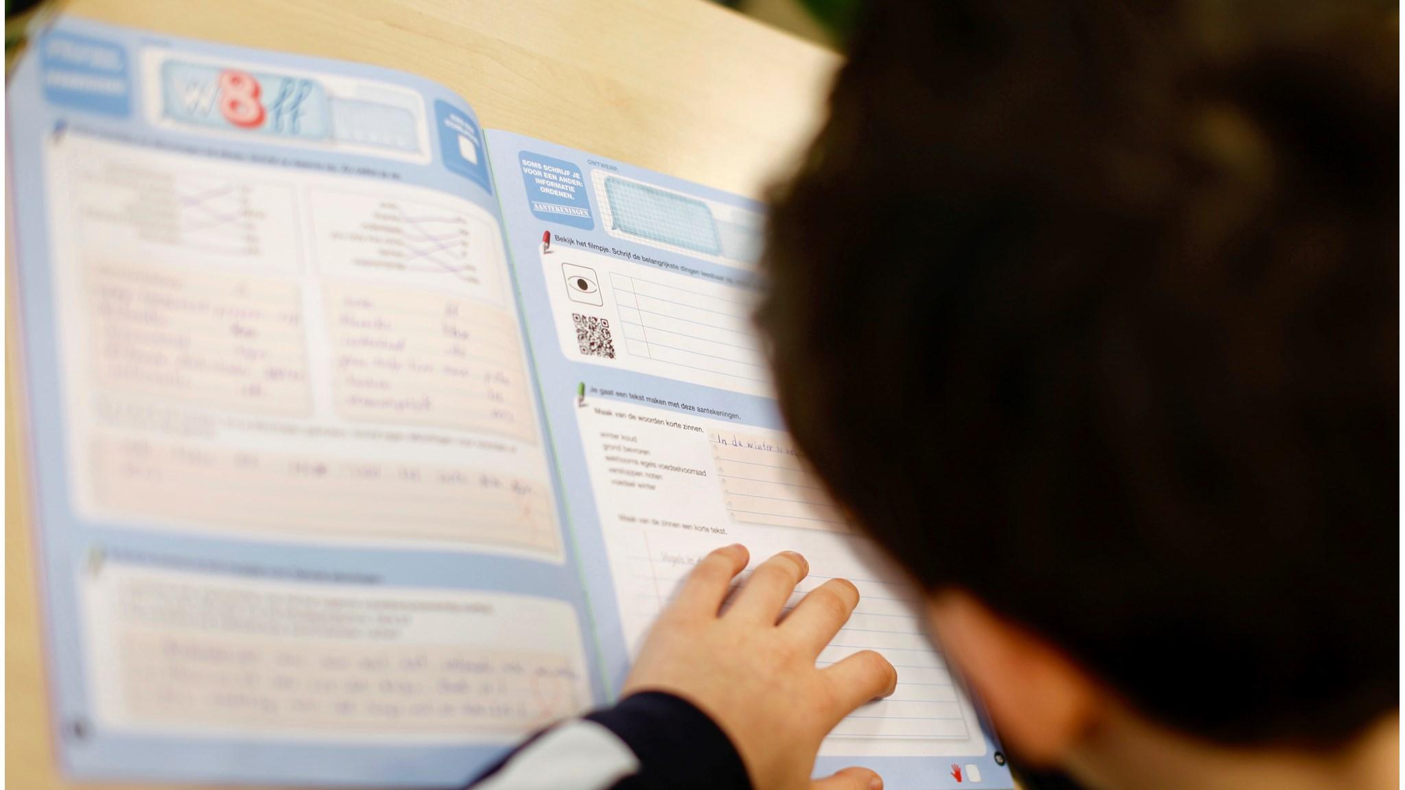 Een leerling van OBS 'Het Tweespan', locatie Schelluinen, is bezig met een opdrachtenboek in de klas. Een leerling van OBS 'Het Tweespan', locatie Schelluinen, is bezig met een opdrachtenboek in de klas.