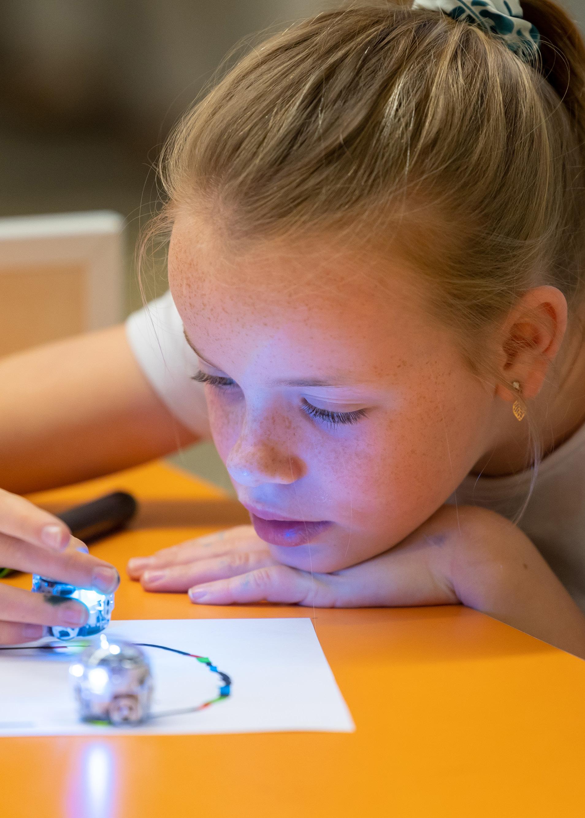Een leerling van Openbaar Kindcentrum de Springplank in Heino experimenteert met een programmeerbare robot op een tafel. Een leerling van Openbaar Kindcentrum de Springplank in Heino experimenteert met een programmeerbare robot op een tafel.