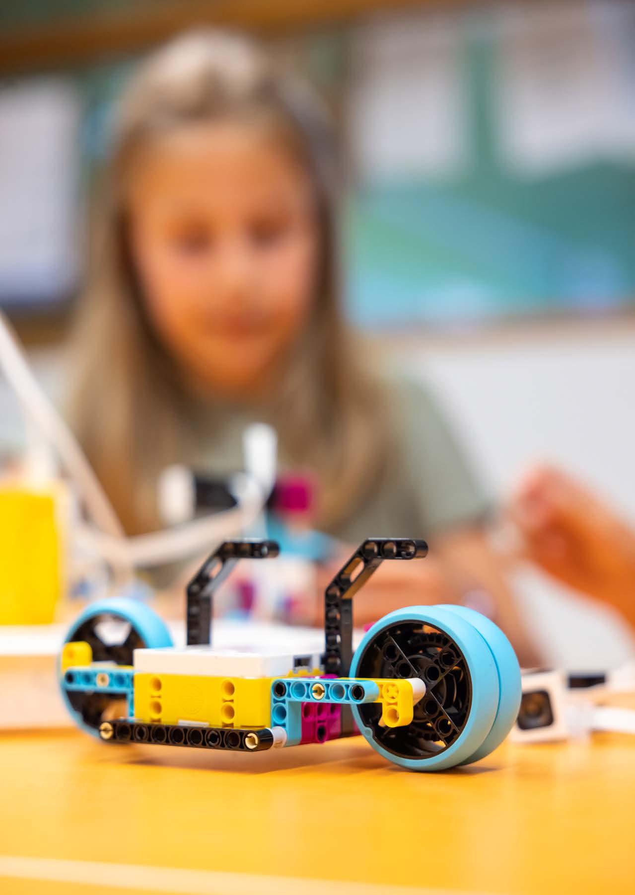 Een leerling van Openbaar Kindcentrum de Springplank in Heino werkt aan een LEGO-robot op het schoolplein. Een leerling van Openbaar Kindcentrum de Springplank in Heino werkt aan een LEGO-robot op het schoolplein.