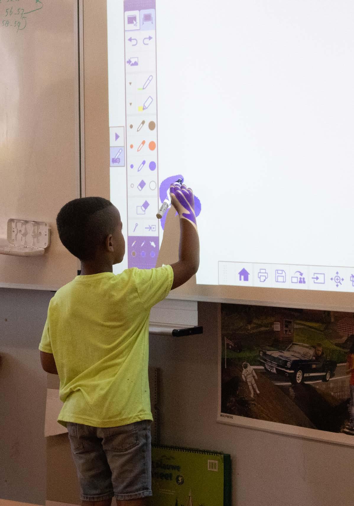 Een leerling van Openbare basischool De Zeevonk in Zandvoort schrijft op een digitaal bord. Een leerling van Openbare basischool De Zeevonk in Zandvoort schrijft op een digitaal bord.