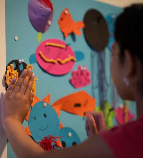 Een leerling van Openbare Basisschool De Flierefluiter in Almere is druk bezig met creatief knutselen op het schoolplein. Een leerling van Openbare Basisschool De Flierefluiter in Almere is druk bezig met creatief knutselen op het schoolplein.