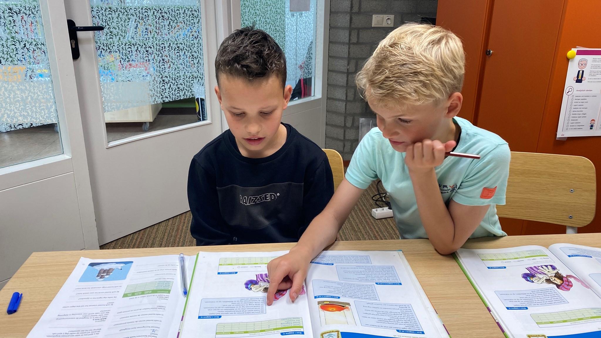 Een leerling van Openbare Basisschool De Hasselbraam in Deurne is bezig met schrijven in zijn schoolboek. Een leerling van Openbare Basisschool De Hasselbraam in Deurne is bezig met schrijven in zijn schoolboek.