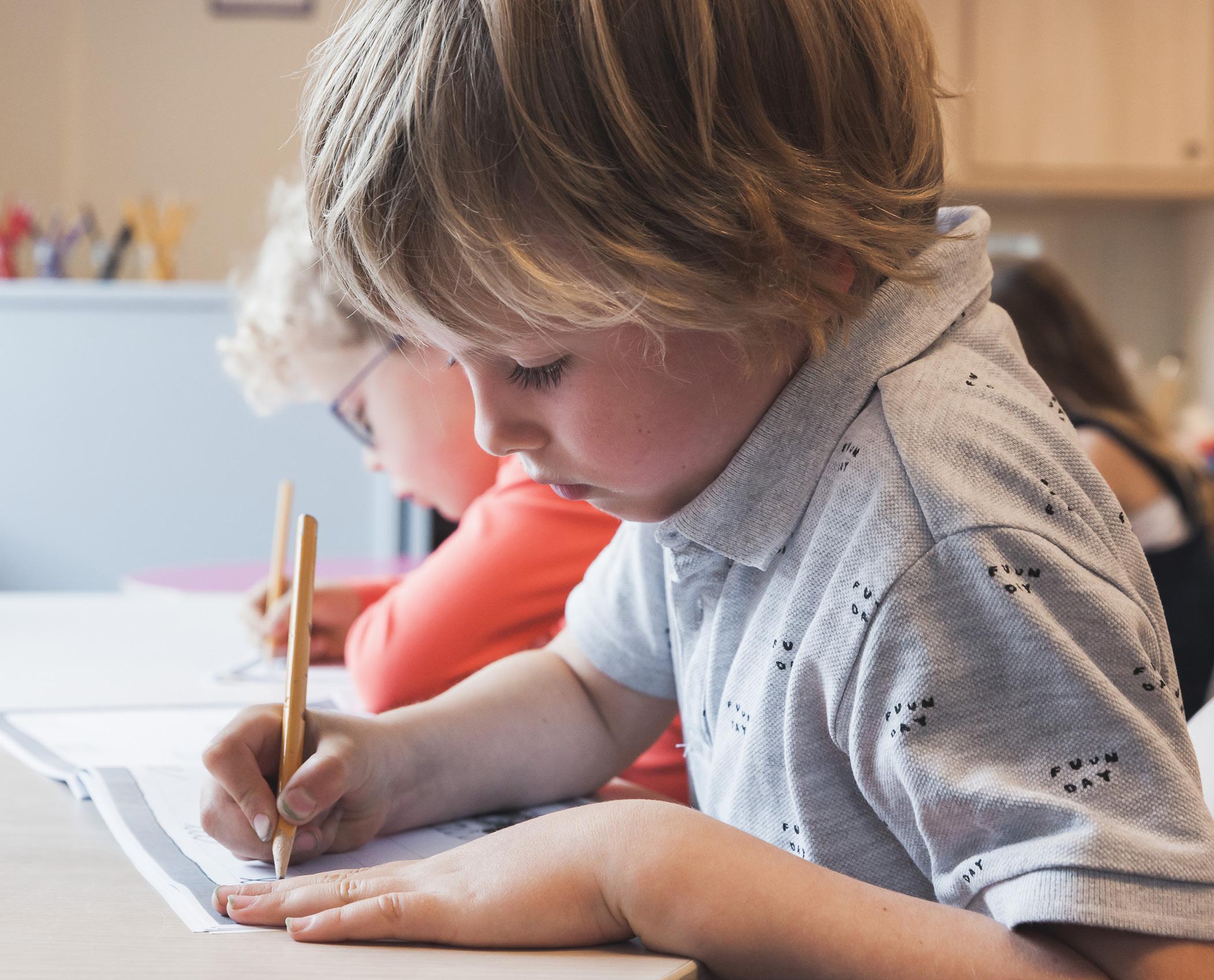 Een leerling van Openbare Basisschool De Hasselbraam in Haaren is geconcentreerd bezig met zijn schoolwerk. Een leerling van Openbare Basisschool De Hasselbraam in Haaren is geconcentreerd bezig met zijn schoolwerk.