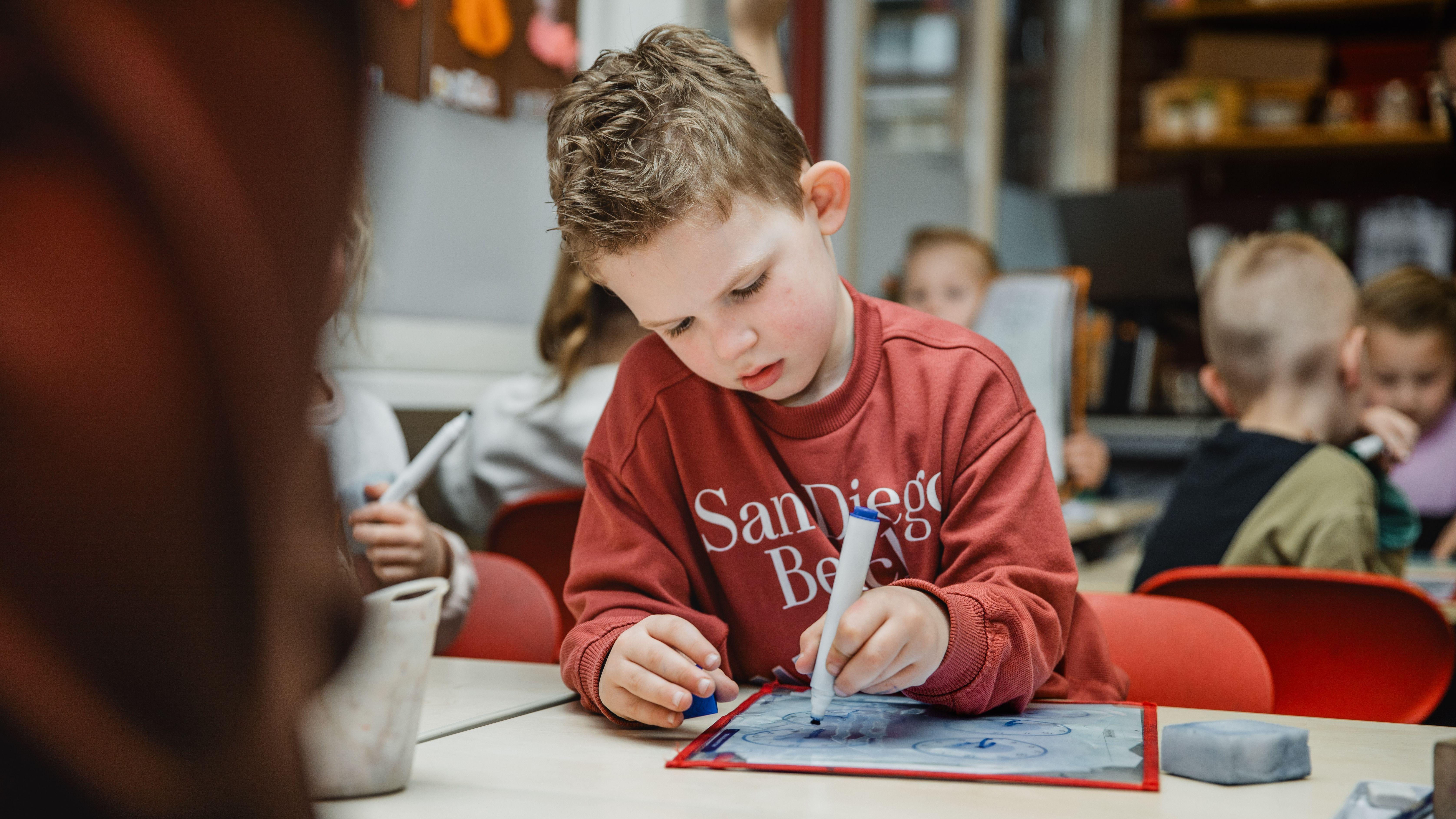 Een leerling van Openbare Basisschool De Lisdodde in Emmen is geconcentreerd bezig met tekenen in de klas. Een leerling van Openbare Basisschool De Lisdodde in Emmen is geconcentreerd bezig met tekenen in de klas.