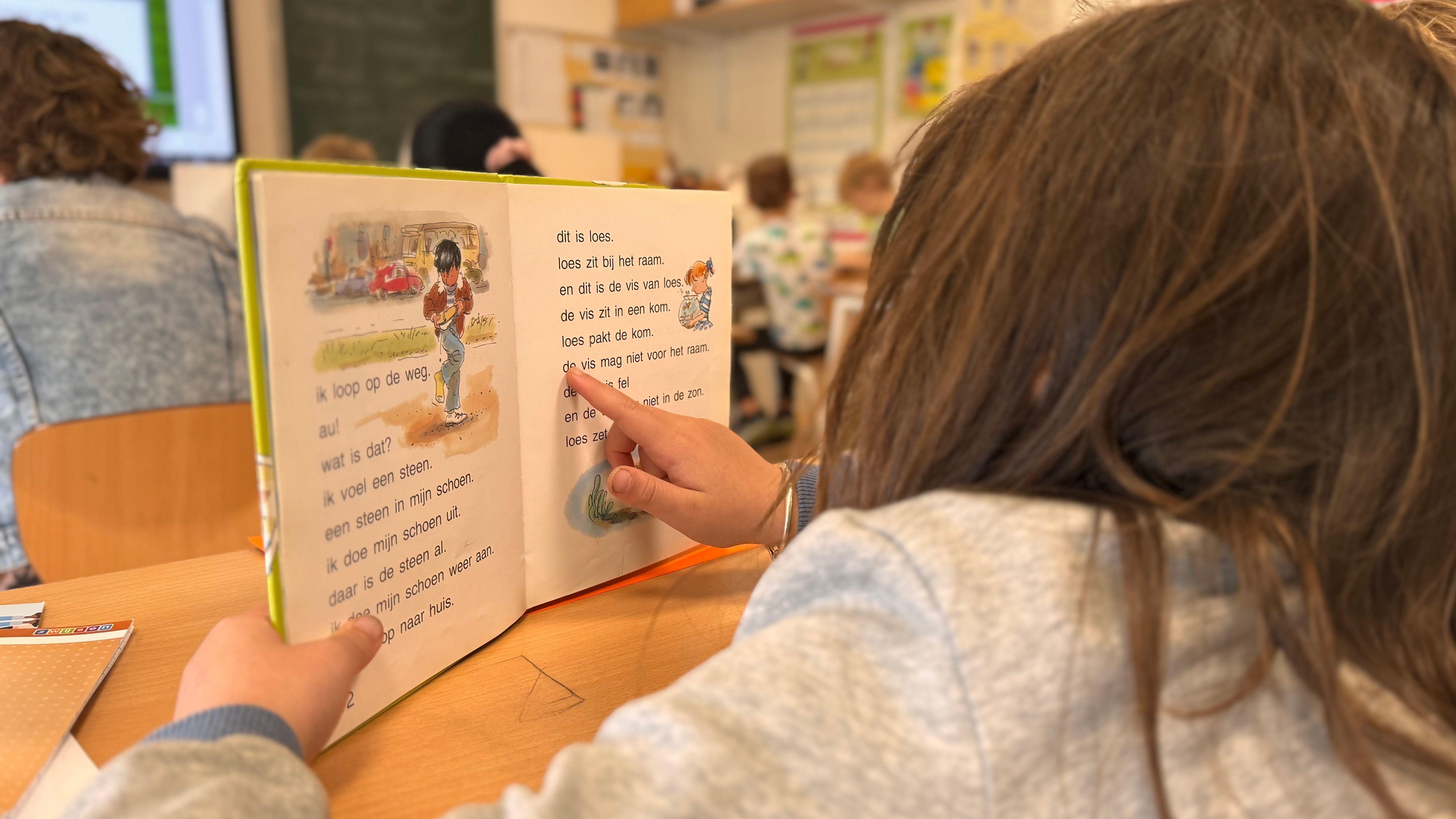 Een leerling van Openbare Basisschool Elckerlyc in Hilversum leest een boek in de klas. Een leerling van Openbare Basisschool Elckerlyc in Hilversum leest een boek in de klas.