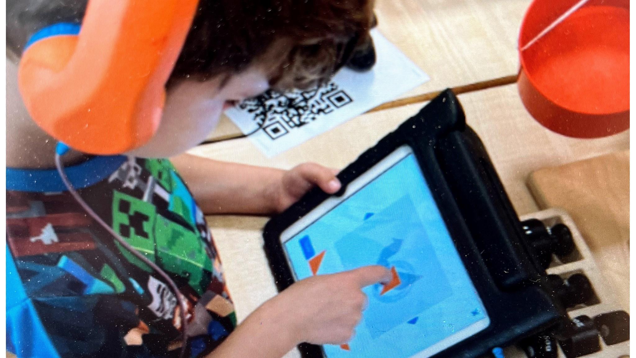 Een leerling van Openbare Basisschool Meester Haye in Beets gebruikt een tablet met koptelefoon tijdens de les. Een leerling van Openbare Basisschool Meester Haye in Beets gebruikt een tablet met koptelefoon tijdens de les.