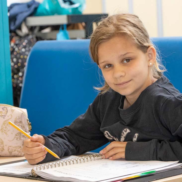 Een leerling van Palmenhof in Middelburg die geconcentreerd werkt aan haar schoolwerk. Een leerling van Palmenhof in Middelburg die geconcentreerd werkt aan haar schoolwerk.