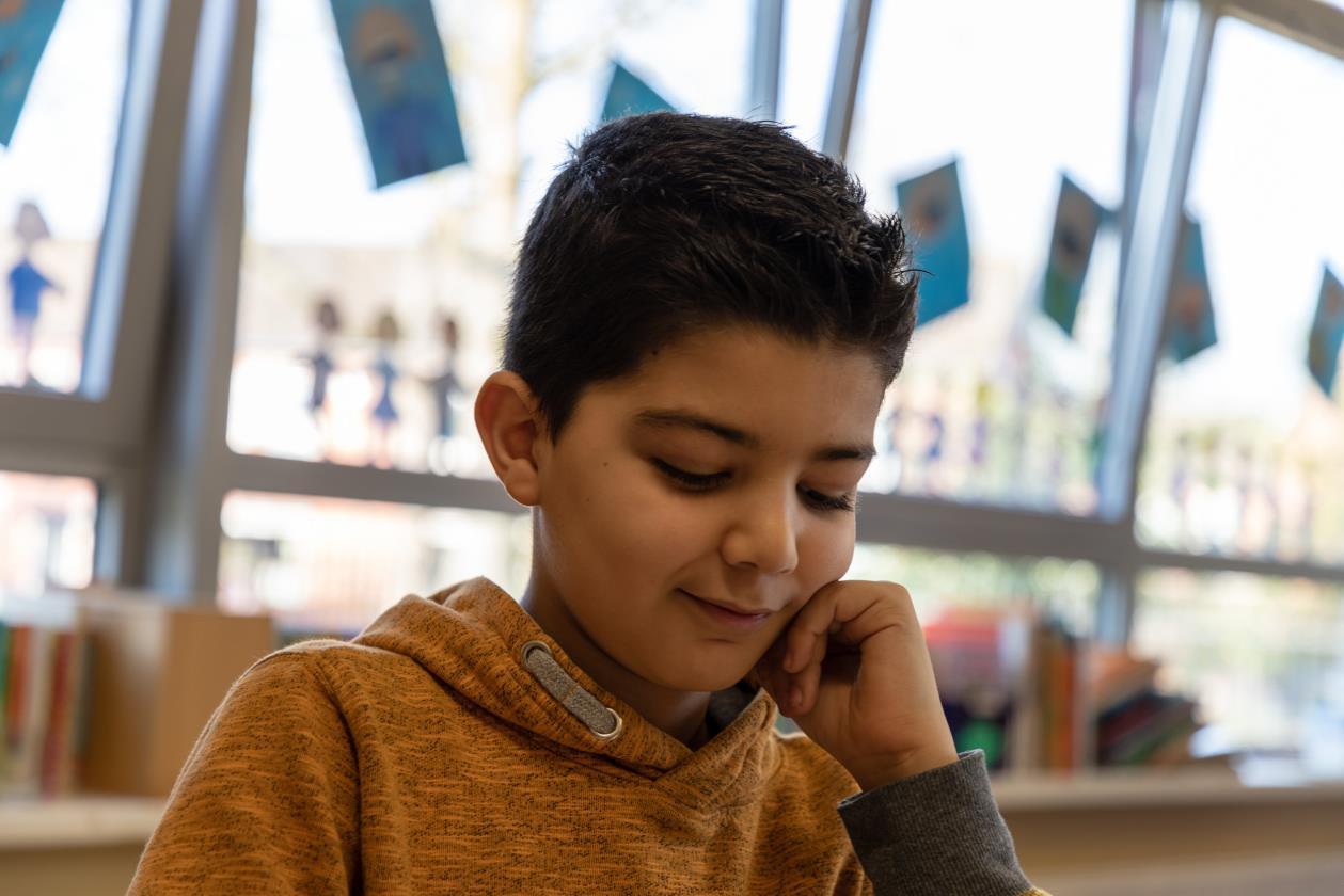 Een leerling van RK Basisschool St Anna in Zundert gedurende een creatieve activiteit. Een leerling van RK Basisschool St Anna in Zundert gedurende een creatieve activiteit.