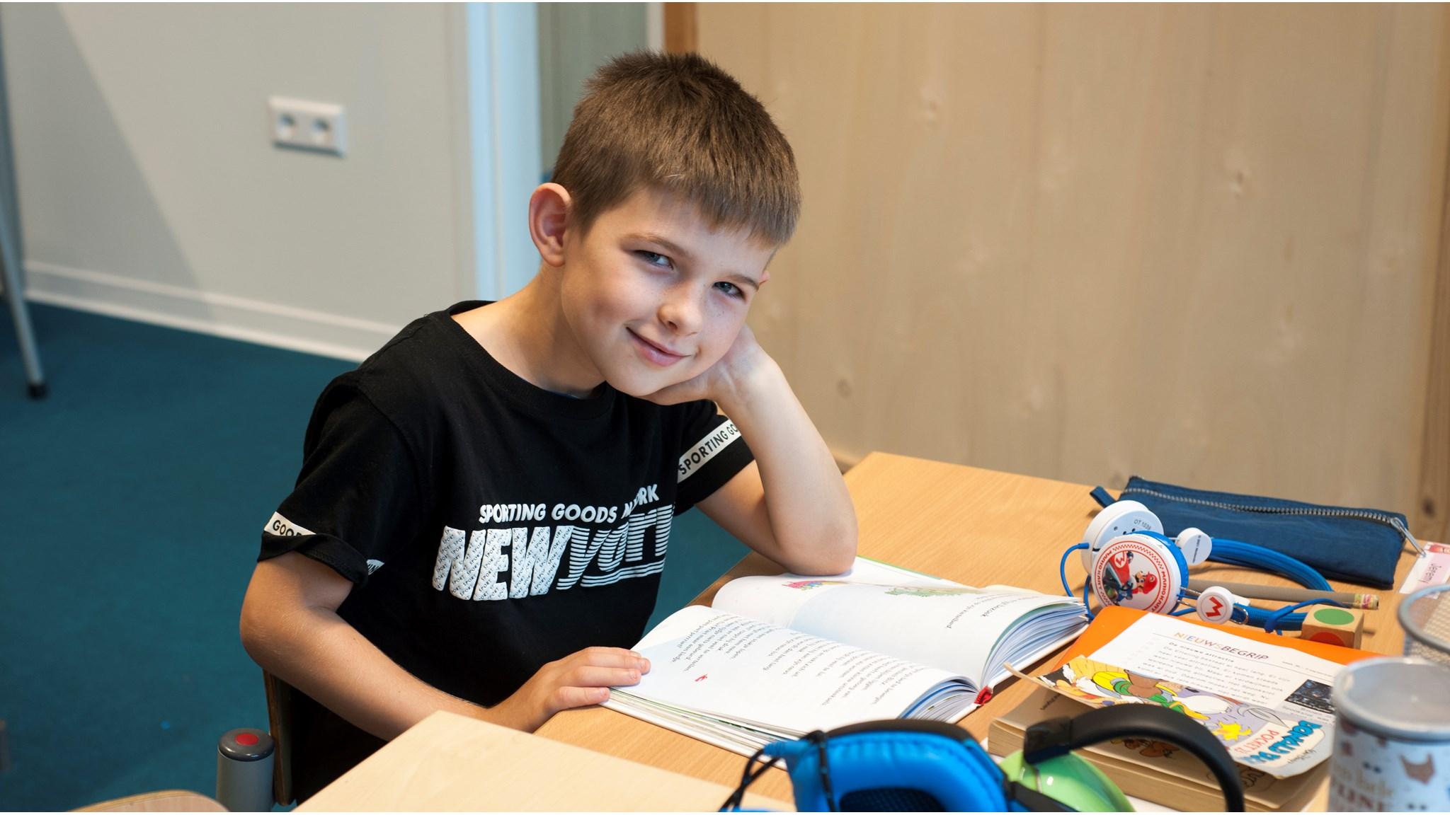 Een leerling van School voor Speciaal Basisonderwijs De Meie in Zierikzee aan het studeren aan een bureau. Een leerling van School voor Speciaal Basisonderwijs De Meie in Zierikzee aan het studeren aan een bureau.