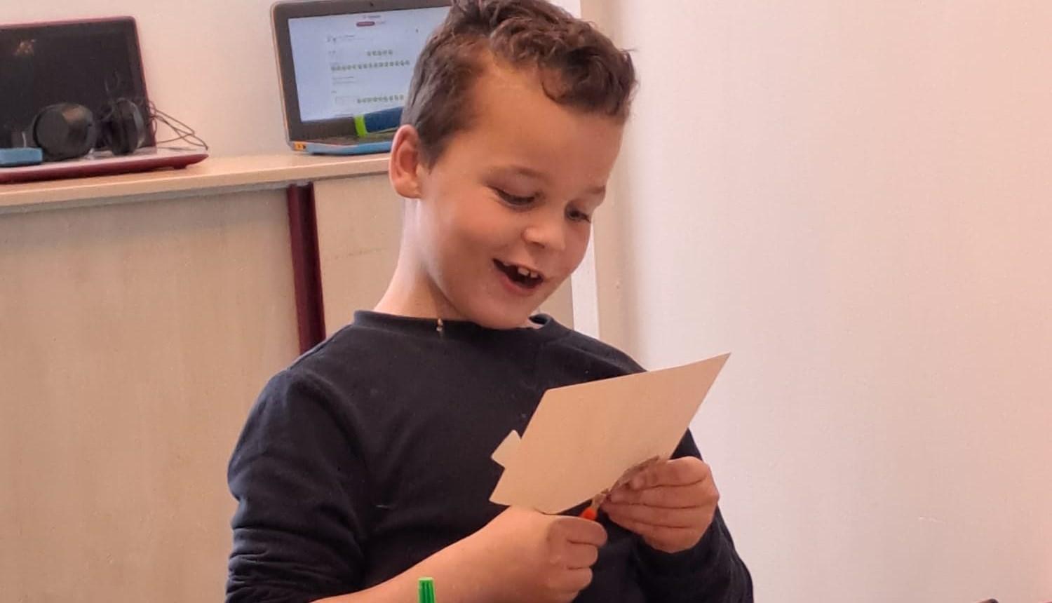 Een leerling van School voor Speciaal Basisonderwijs De Meie in Zierikzee geniet van het lezen van een kaart. Een leerling van School voor Speciaal Basisonderwijs De Meie in Zierikzee geniet van het lezen van een kaart.