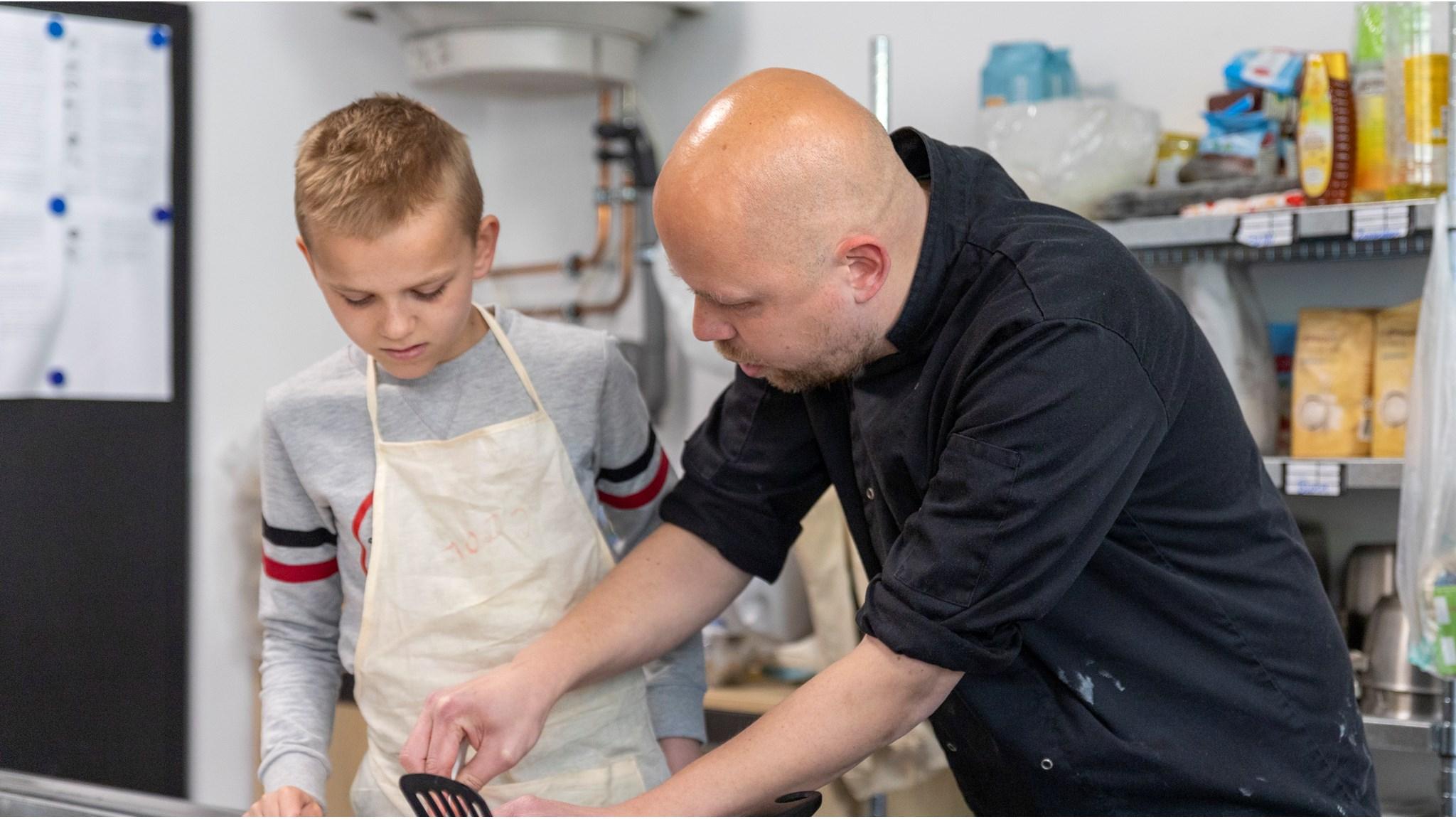 Een leerling van SO Fier in Utrecht leert koken met een leraar in de keuken. Een leerling van SO Fier in Utrecht leert koken met een leraar in de keuken.