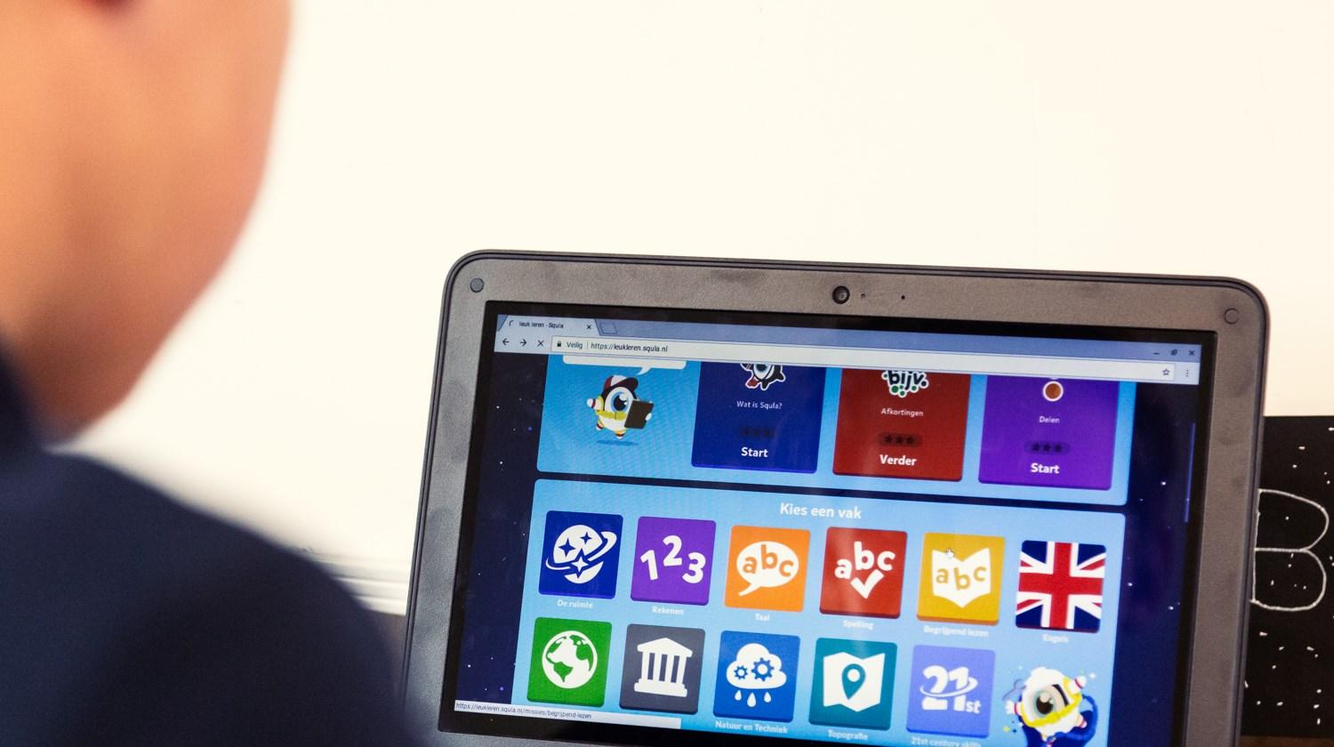 Een leerling van Sport obs 't Kruisrak in Bunschoten-Spakenburg maakt gebruik van een digitale leeromgeving op een laptop. Een leerling van Sport obs 't Kruisrak in Bunschoten-Spakenburg maakt gebruik van een digitale leeromgeving op een laptop.