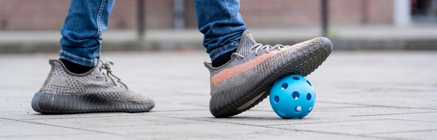 Een leerling van Synergieschool St Alfonsus voor basisonderwijs in Roermond speelt met een blauw ballen op het schoolplein. Een leerling van Synergieschool St Alfonsus voor basisonderwijs in Roermond speelt met een blauw ballen op het schoolplein.