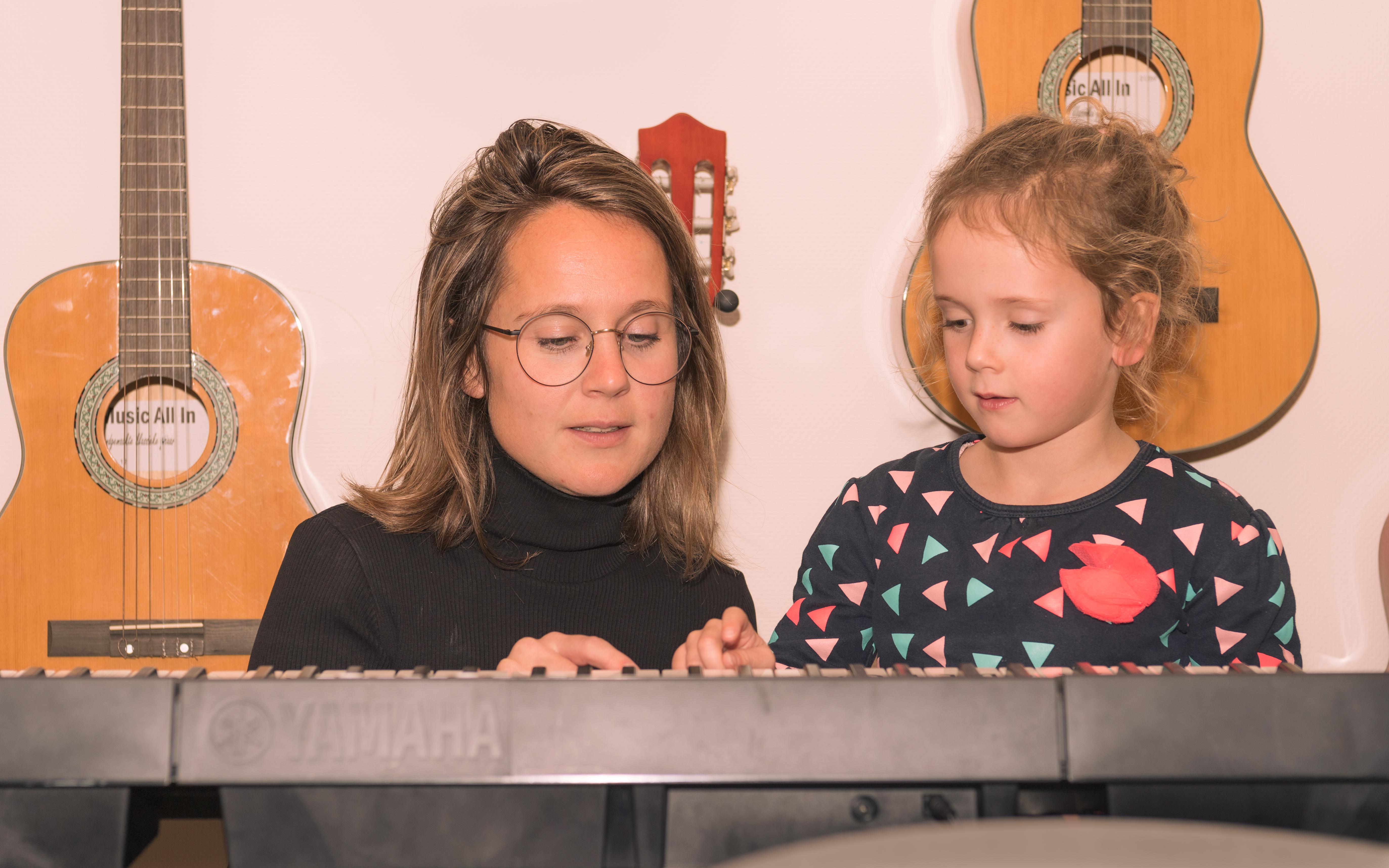 Een leerling van 't Venne in Nieuw-Vennep speelt samen met een docente op een keyboard. Een leerling van 't Venne in Nieuw-Vennep speelt samen met een docente op een keyboard.