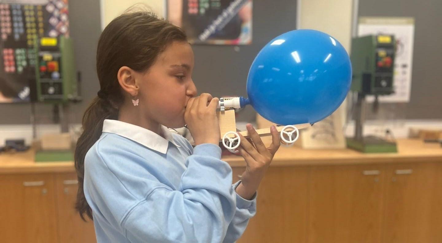 Een leerling van Vrije School Stella Maris in Den Burg blaast in een op afstand bestuurbare auto met een blauwe ballon. Een leerling van Vrije School Stella Maris in Den Burg blaast in een op afstand bestuurbare auto met een blauwe ballon.