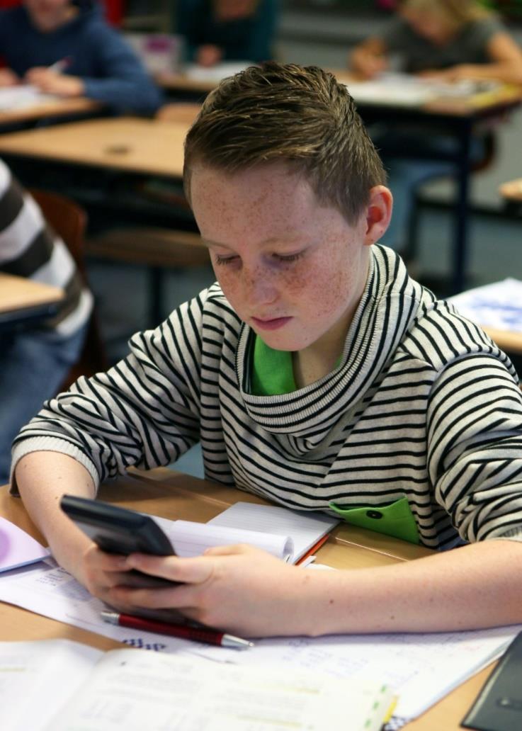 Een leerling van WereldKidz Bontenest in Maarssen gebruikt zijn telefoon terwijl hij aan het werk is. Een leerling van WereldKidz Bontenest in Maarssen gebruikt zijn telefoon terwijl hij aan het werk is.