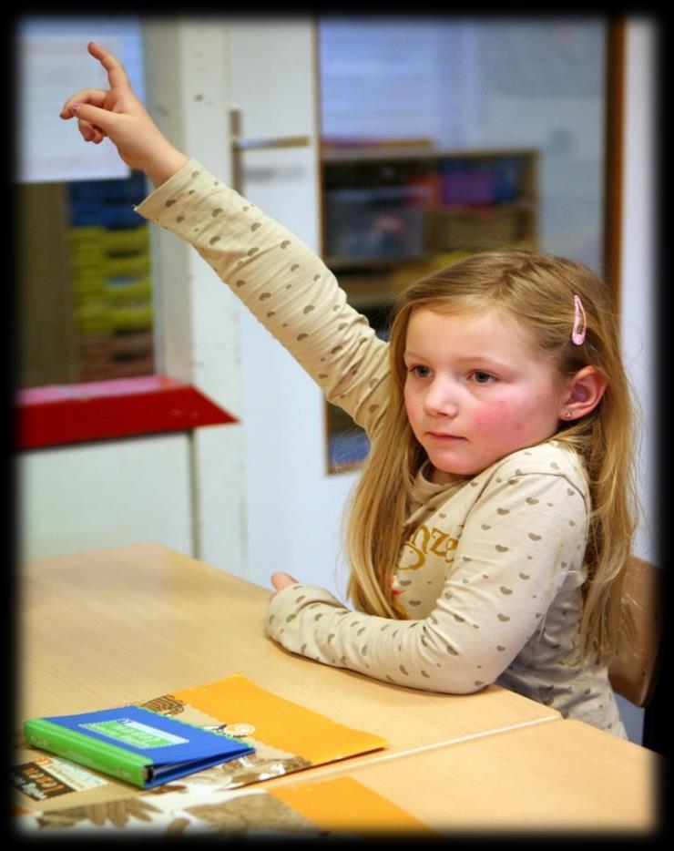 Een leerling van WereldKidz Bontenest in Maarssen steekt haar hand op tijdens de les. Een leerling van WereldKidz Bontenest in Maarssen steekt haar hand op tijdens de les.