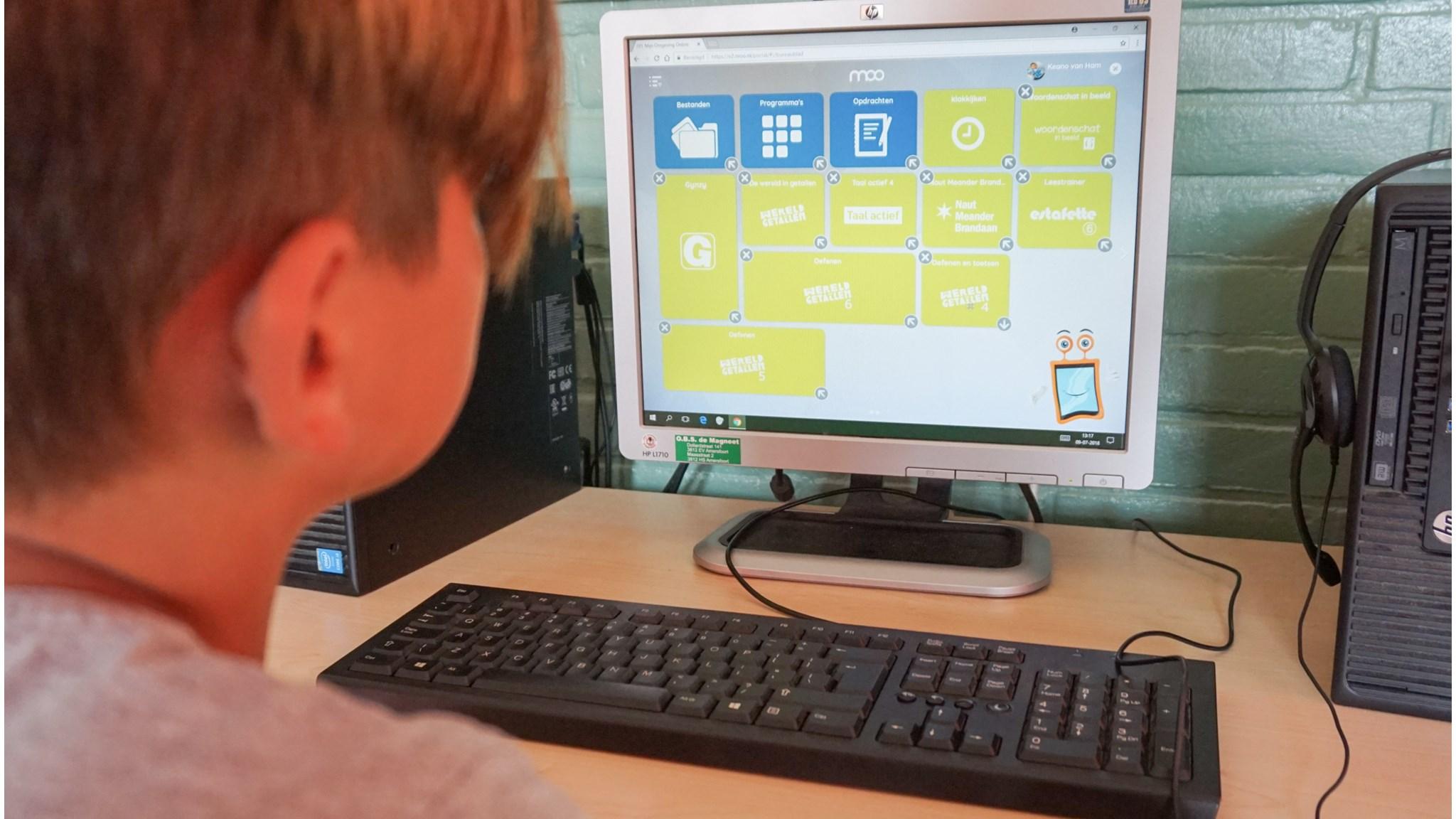 Een leerling werkt aan een computer in het klaslokaal van Openbare Daltonschool De Magneet in Amersfoort. Een leerling werkt aan een computer in het klaslokaal van Openbare Daltonschool De Magneet in Amersfoort.
