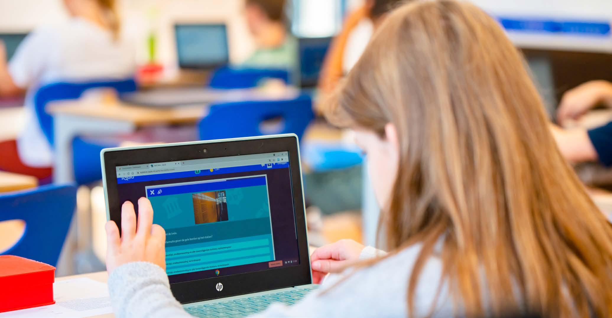 Een leerling werkt op een laptop in de klas van Chr. Basisschool Het Mozaiek in Zwolle. Een leerling werkt op een laptop in de klas van Chr. Basisschool Het Mozaiek in Zwolle.