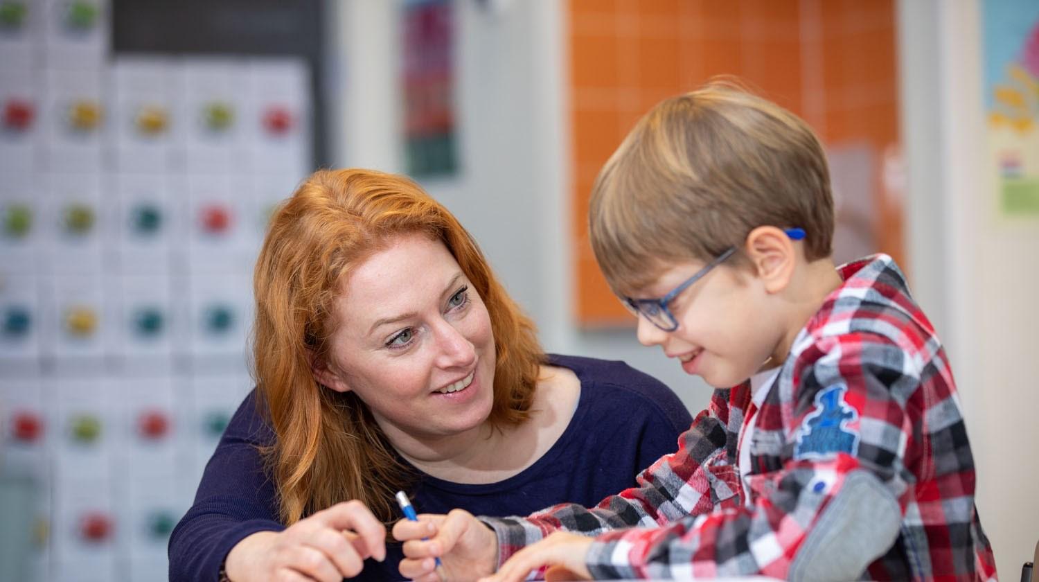 Een leerling werkt samen met een lerares aan een opdracht op de School voor Speciaal Basisonderwijs De Kring in Rotterdam. Een leerling werkt samen met een lerares aan een opdracht op de School voor Speciaal Basisonderwijs De Kring in Rotterdam.