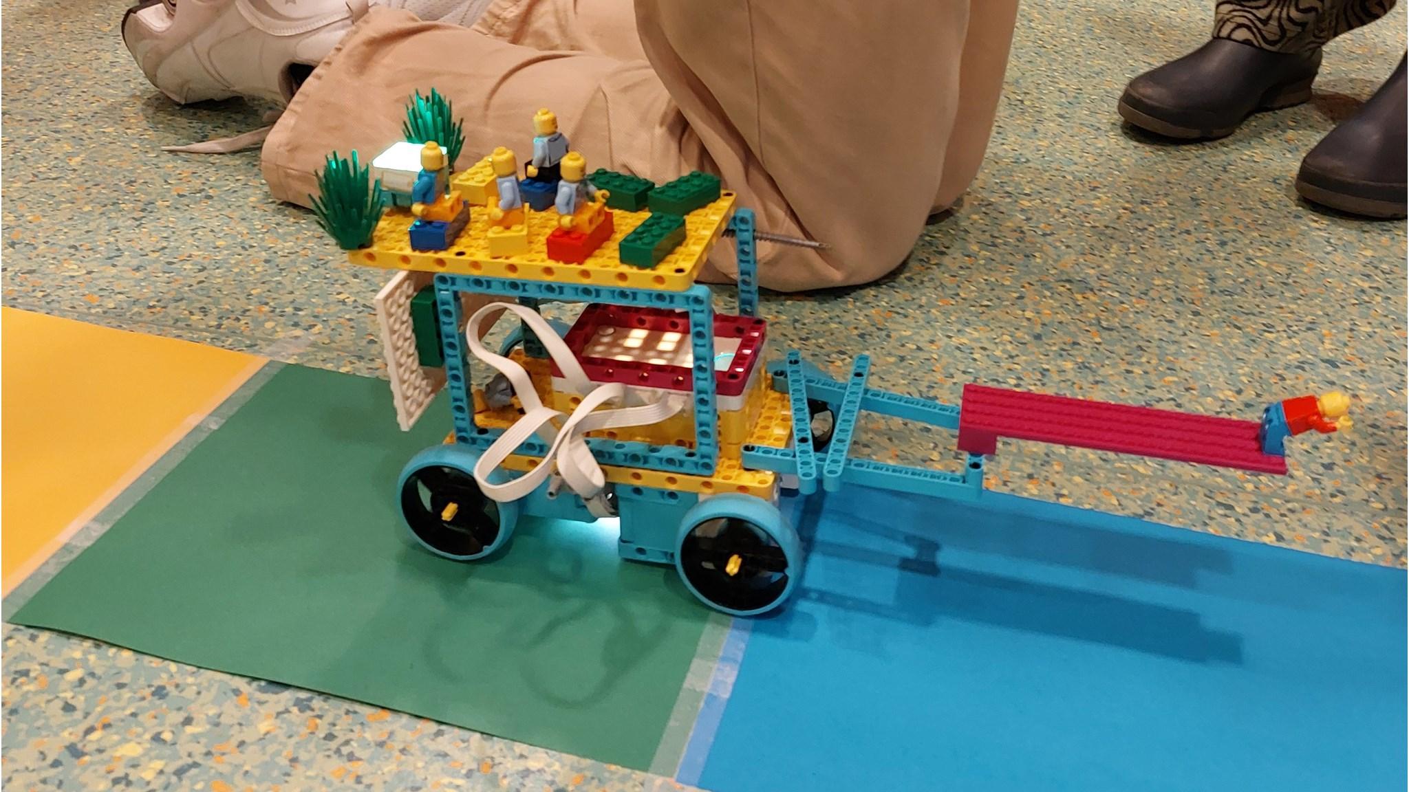 Een Lego-voertuig gebouwd door leerlingen van Sint Bonifacius Kindcentrum Reahûs op het schoolplein. Een Lego-voertuig gebouwd door leerlingen van Sint Bonifacius Kindcentrum Reahûs op het schoolplein.