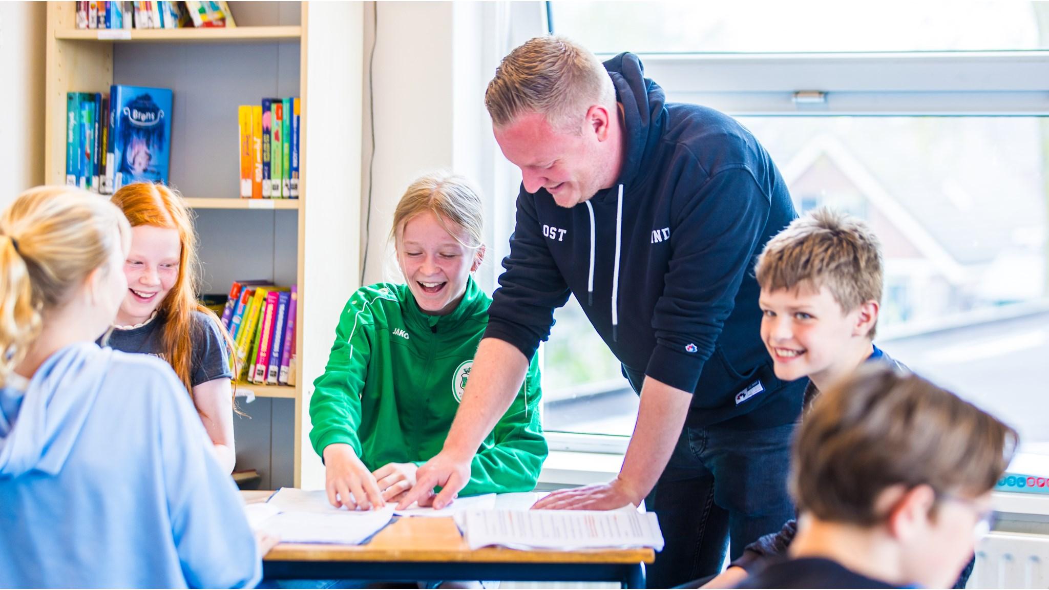 Een leraar begeleidt blije leerlingen tijdens een lesactiviteit op CBS Jan Kuipers in Grootegast. Een leraar begeleidt blije leerlingen tijdens een lesactiviteit op CBS Jan Kuipers in Grootegast.